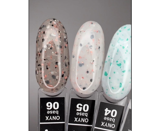 Изображение 2 Камуфлирующая база LUXTON Onyx Base №006 серая беж с чорно-белыми хлопьями и персиковой поталью, 15 мл, Объем (мл, г): 15, Цвет: 006