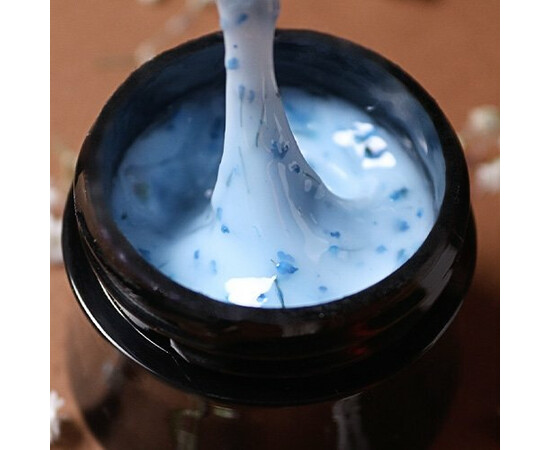 Изображение 2 Молочный моделирующий гель Victoria Avdeeva Milky Flower Gel №1 с голубыми сухоцветами, 15 мл, Объем (мл, г): 15, Цвет: 01