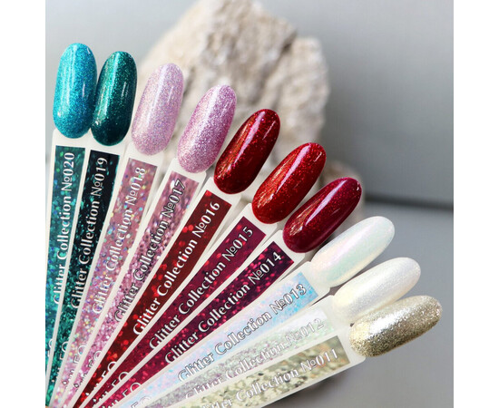 Зображення 3 Гель-лак Komilfo DeLuxe Series G013 прозорий опал з голографічним мікроблиском золотистий на чорній підкладці, 8 мл, Об'єм (мл, г): 8, Колір: 013